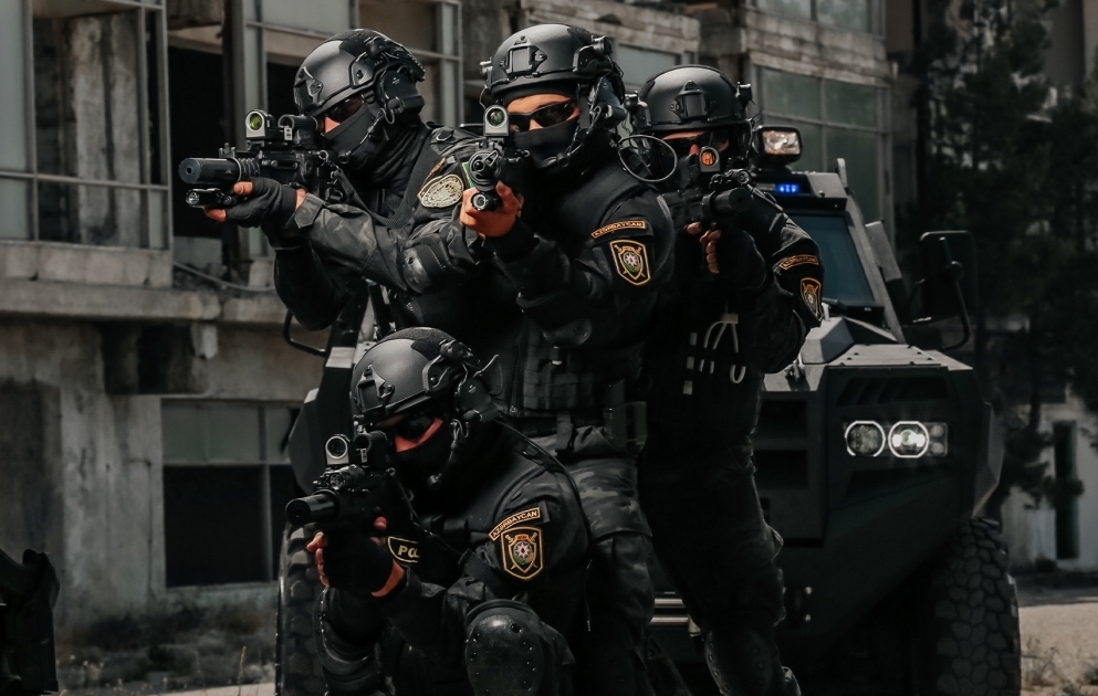 Suraxanıda əməliyyatlar zamanı narkotiklərin qanunsuz dövriyyəsi ilə məşğul olan 4, avtomobillərdən oğurluq edən 1 nəfər saxlanılıb VİDEO