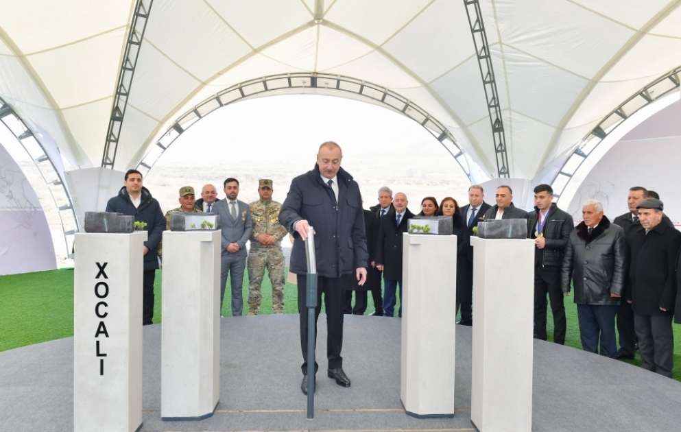Präsident Ilham Aliyev legt Grundstein für das Völkermorddenkmal in Chodschali VIDEO
