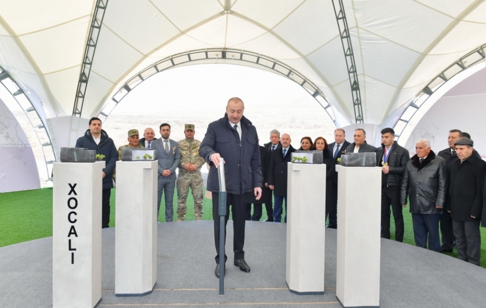 Khodjaly : le président Ilham Aliyev pose la première pierre du mémorial du génocide de Khodjaly et rencontre des représentants de la communauté régionale  MIS A JOUR VIDEO