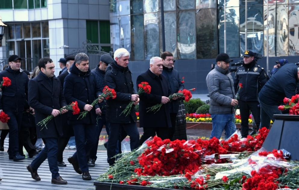 Le personnel de l'AZERTAC commémore la mémoire des victimes du génocide de Khodjaly VIDEO