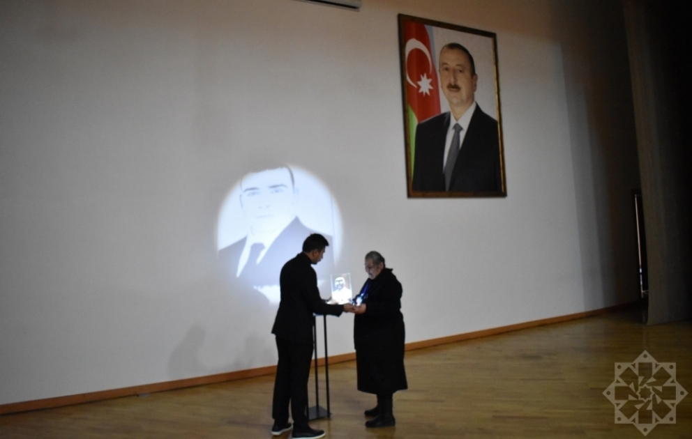 Şəki şəhidlərinin şüşə üzərində həkk edilmiş portretləri ailə üzvlərinə təqdim olunub VİDEO