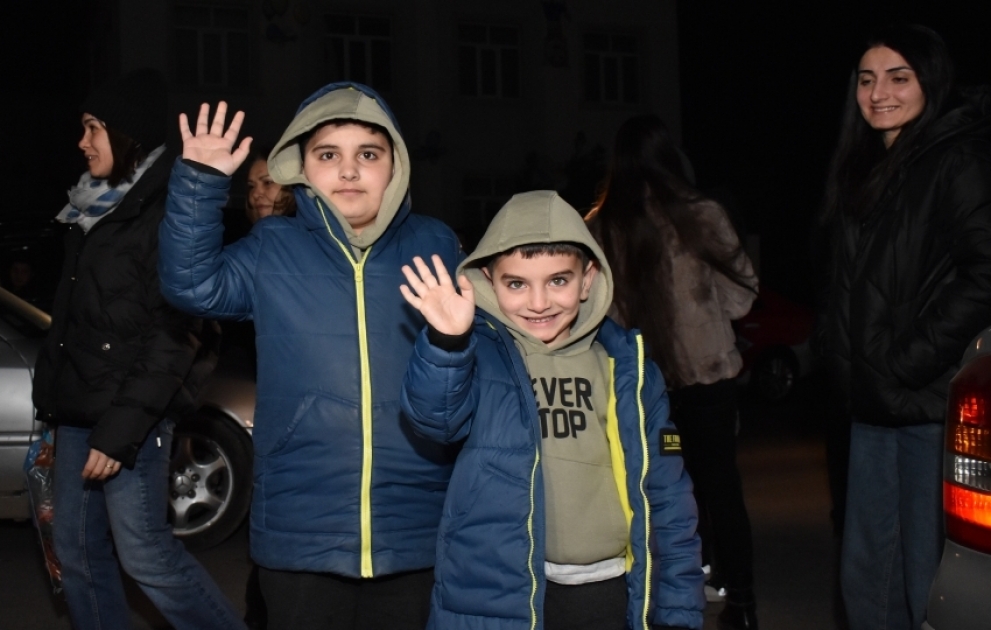 Große Rückkehr: 24 weitere Flüchtlingsfamilien aus Latschin kehren in ihre Heimatstadt zurück VIDEO
