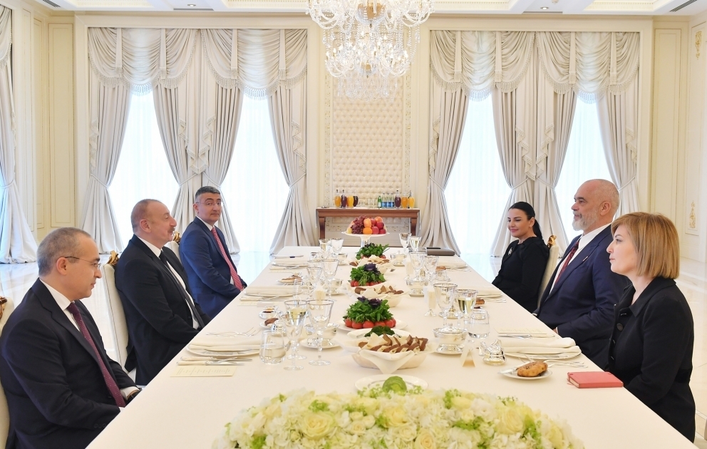 Präsident Ilham Aliyev und Albaniens Premierminister treffen sich in erweitertem Format VIDEO