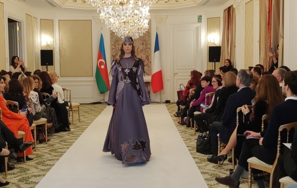 Parisdə Qarabağın milli geyimləri nümayiş olunub VİDEO