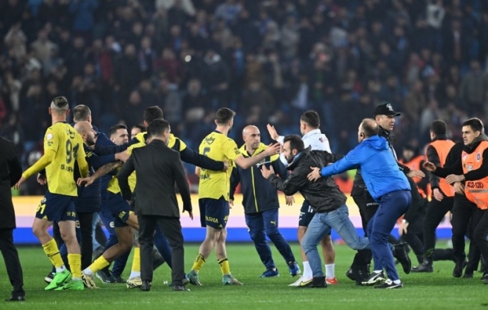 “Trabzonspor” azarkeşləri "Fənərbağça" futbolçularına hücum ediblər VİDEO