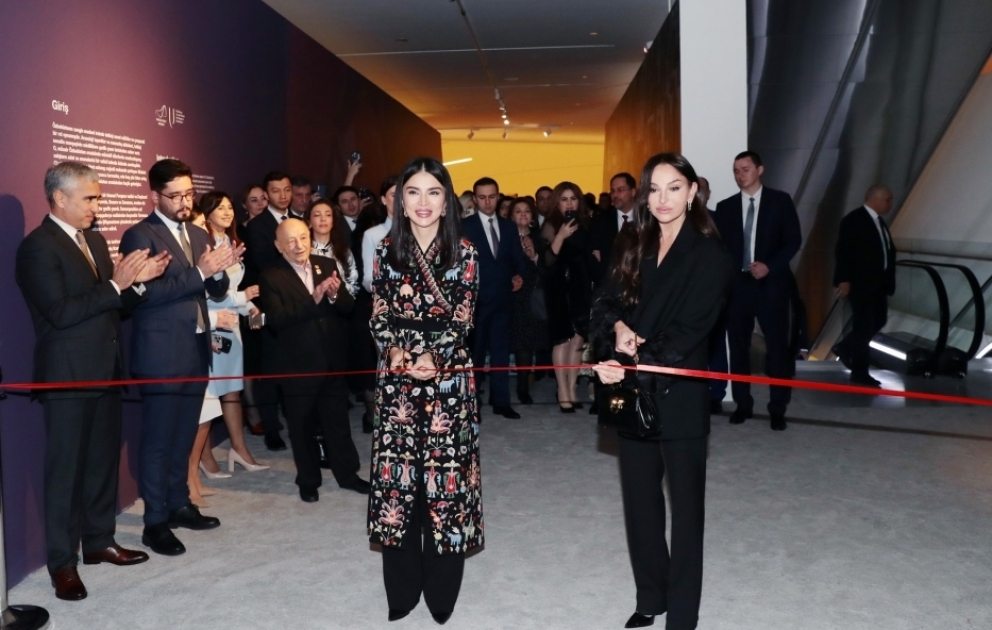 Im Heydar Aliyev Center Ausstellung unter dem Titel „Erbe in Stichen: Eine Reise durch Stick- und Nähtraditionen Usbekistans“ eröffnet Erste Vizepräsidentin Aserbaidschans Mehriban Aliyeva und Assistentin vom Präsidenten Usbekistans Saida Mirziyoyeva nehmen an Eröffnungsveranstaltung teil VIDEO