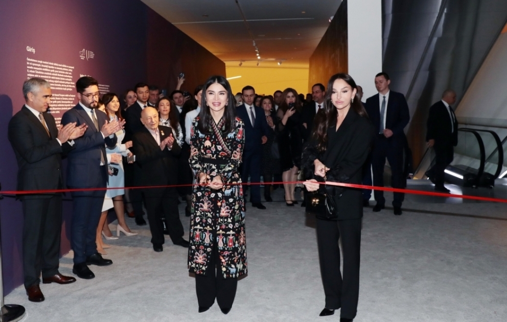 Bakou : le Centre Heydar Aliyev accueille une exposition intitulée « Le patrimoine dans les points de nœud : un voyage à travers les traditions de la broderie et de la couture ouzbèkes » La première vice-présidente azerbaïdjanaise Mehriban Aliyeva et l’assistante du président ouzbek Saida Mirzioïeva assistent à la cérémonie d’ouverture VIDEO