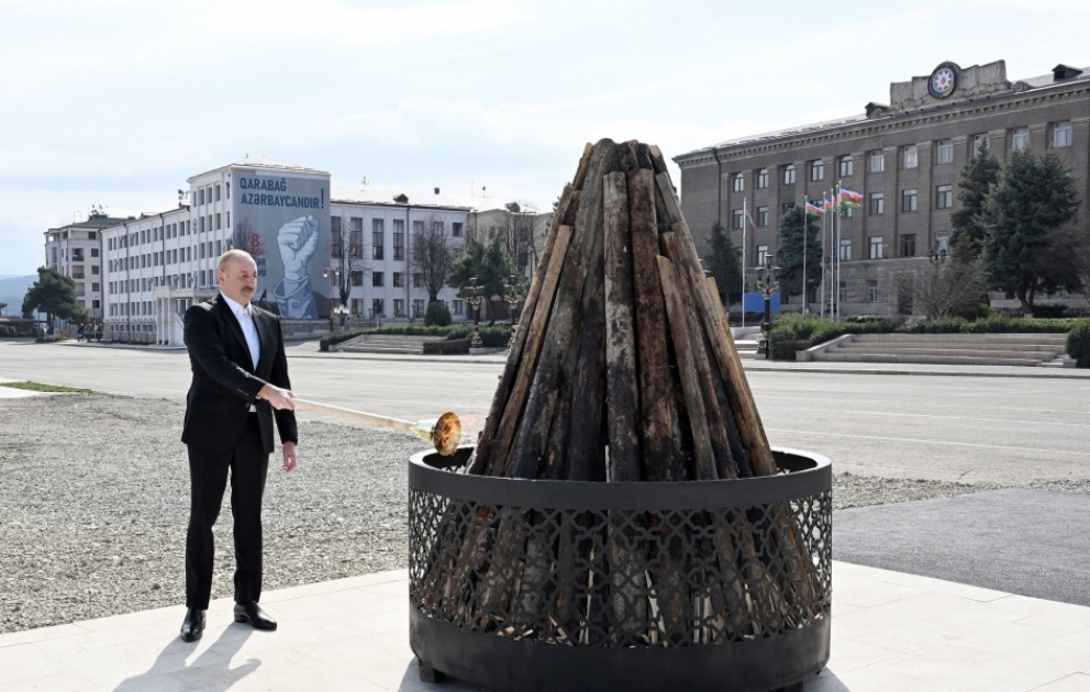 Präsident Ilham Aliyev entzündet Novruz-Feuer in der Stadt Chankendi und gratuliert allen Menschen in Aserbaidschan zum Fest VIDEO