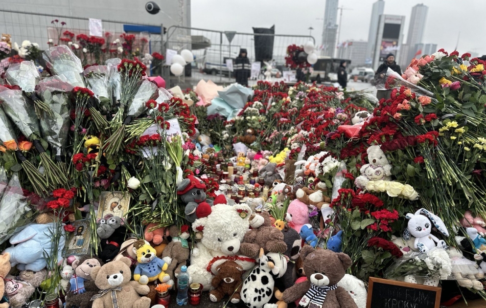 Moskva sakinləri “Crocus City Hall”da terror aktı qurbanlarının xatirəsini anırlar - FOTOREPORTAJ VİDEO