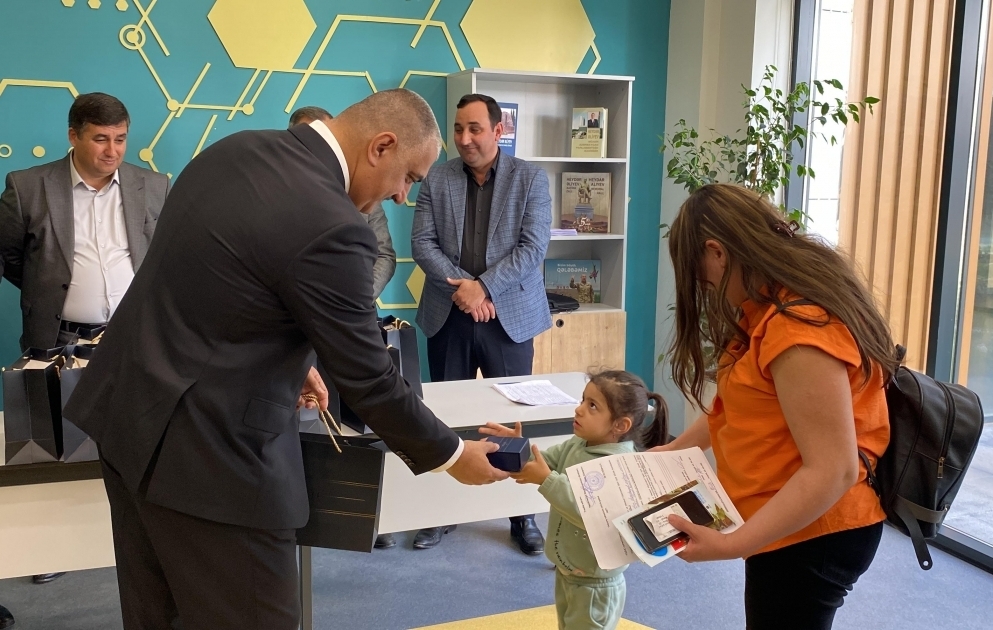 Les 35 familles parties pour Fuzouli arrivent et reçoivent les clés de leurs maisons VIDEO