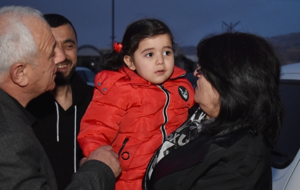 Große Rückkehr: 21 weitere Flüchtlingsfamilien aus Latschin kehren in ihre Heimatstadt zurück VIDEO