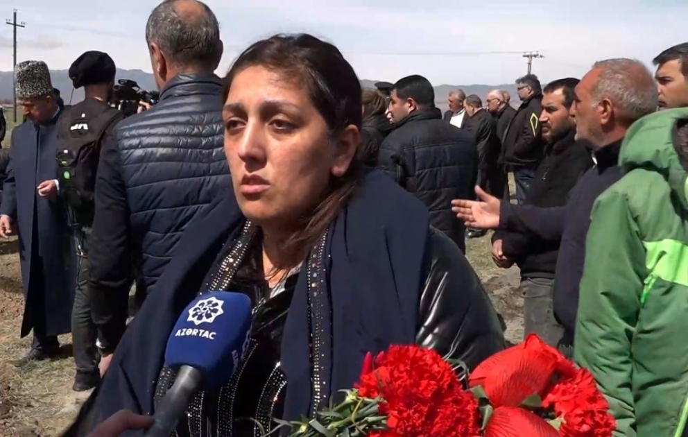 Xocalıda dəfn edilmiş İsmayıl İsmayılovun qızı: 32 ildən sonra gözümüz yollardan yığıldı VİDEO