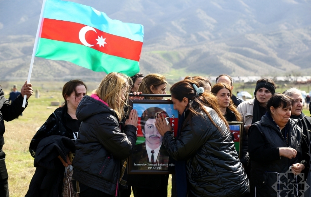 Les dépouilles de sept victimes du génocide de Khodjaly ont été inhumées VIDEO