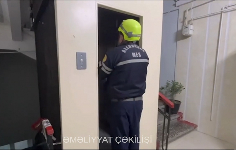 FHN: Bakıda liftdə köməksiz vəziyyətdə qalan vətəndaş xilas edilib VİDEO