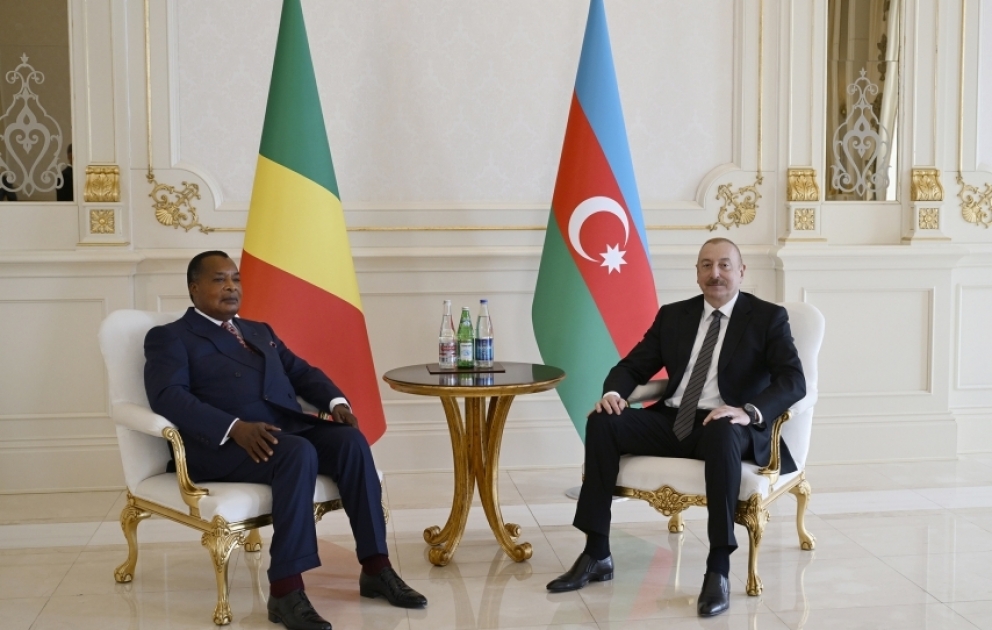 Präsident Ilham Aliyev und kongolesischer Präsident Denis Sassou Nguesso treffen sich zu Vier-Augen-Gespräch VIDEO