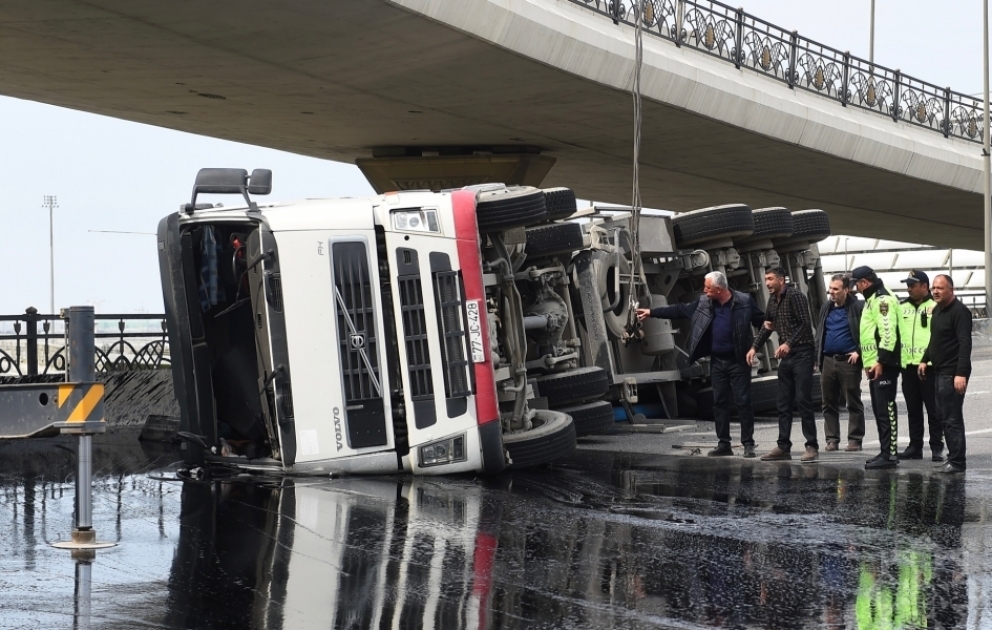 Metronun “Koroğlu” stansiyası yaxınlığında yük maşını aşıb, avtomobillərin hərəkətinə məhdudiyyət tətbiq edilib YENİLƏNİB VİDEO
