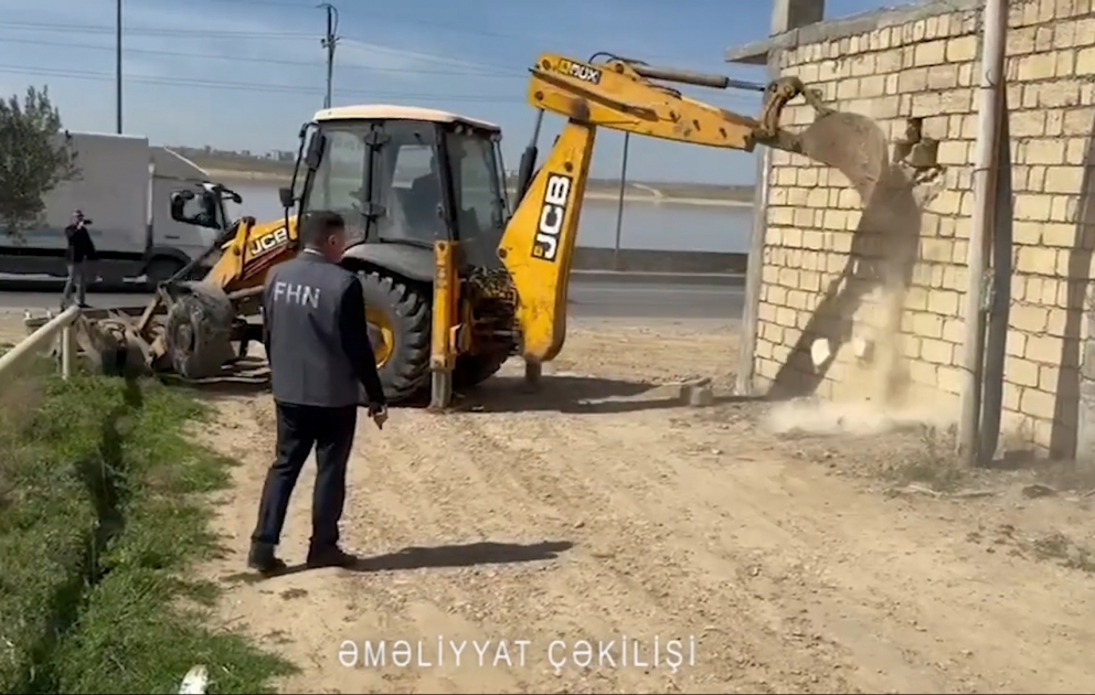 Paytaxtın Mehdiabad və Qobu qəsəbələrində qanunsuz tikililər sökülüb VİDEO