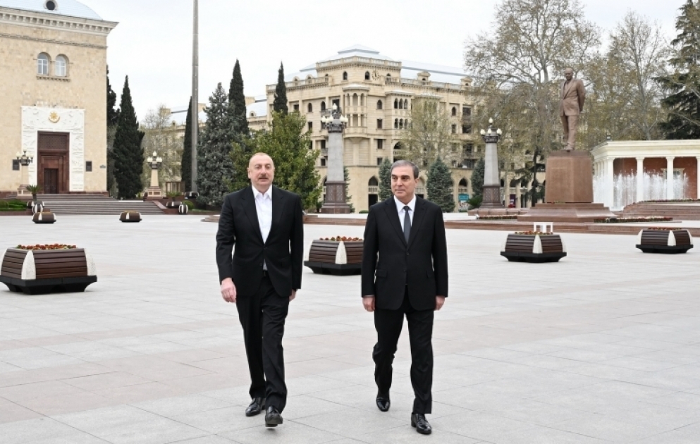 Prezident İlham Əliyev Gəncədə Ulu Öndərin abidəsini ziyarət edib VİDEO