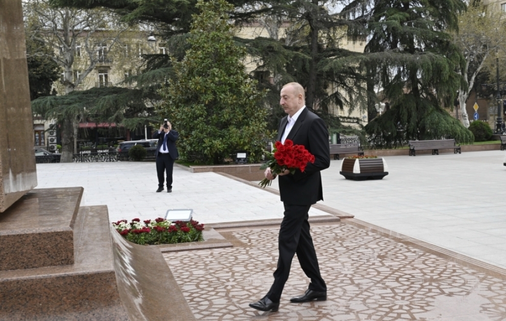 President Ilham Aliyev visited statue of Great Leader Heydar Aliyev in Ganja VIDEO