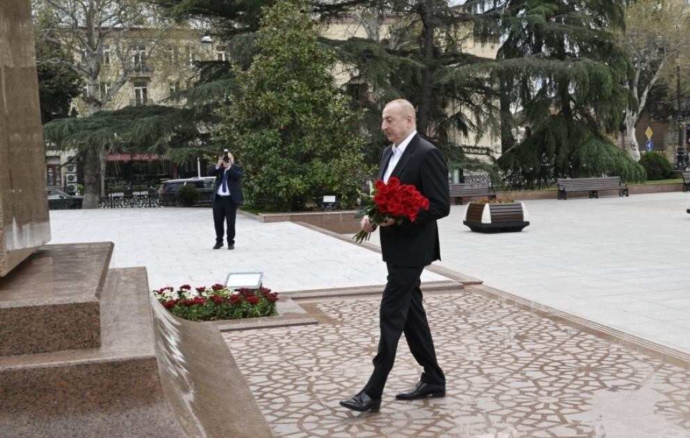 Le président de la République se recueille devant la statue d’Heydar Aliyev à Gandja VIDEO