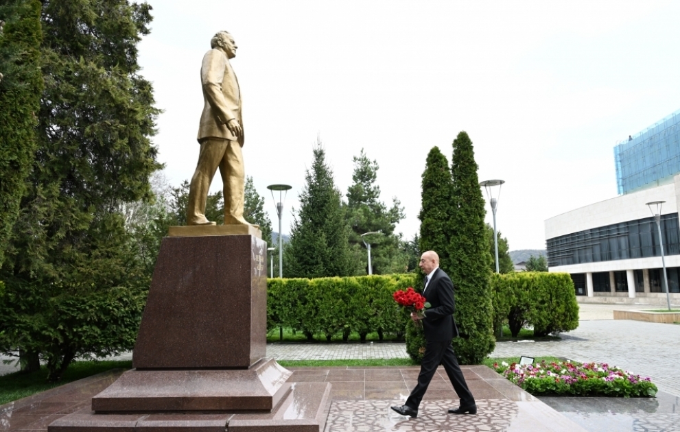 Präsident Ilham Aliyev besucht Denkmal des Nationalleaders Heydar Aliyev in Gabala VIDEO