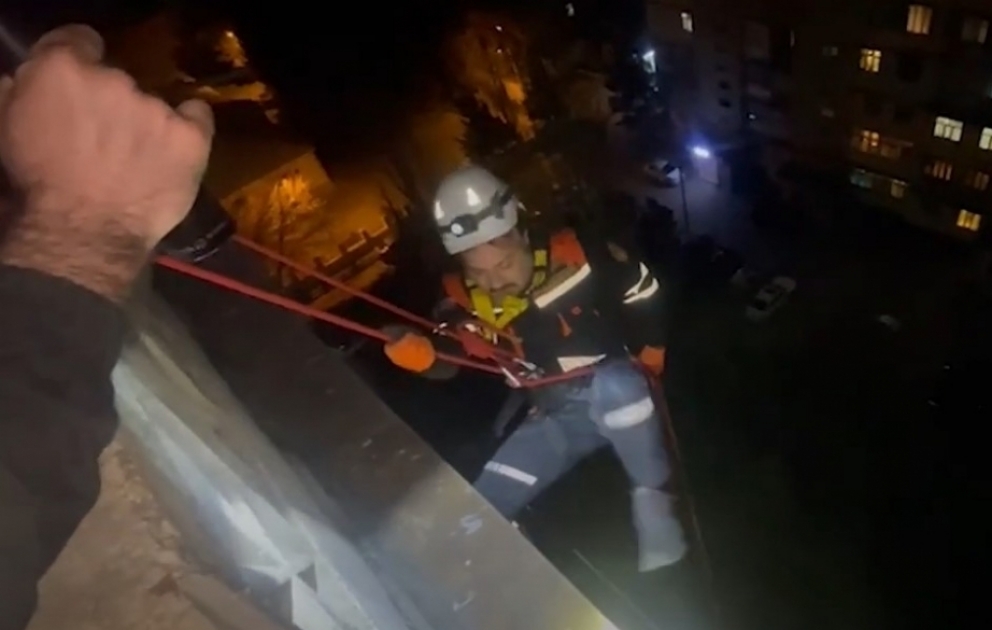 Bakıda bağlı qapı arxasında köməksiz qalmış 3 və 5 yaşlı uşaqlar xilas edilib VİDEO