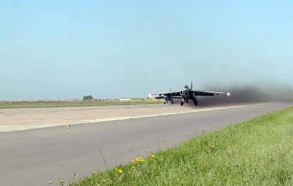 Verteidigungsministerium: Aserbaidschanische Piloten führen Flugübungen durch VIDEO