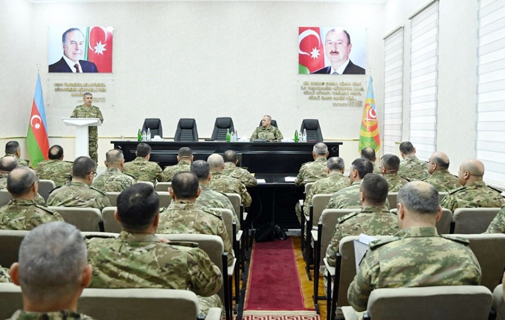 Azerbaijani Defense Minister meets with leadership of Land Forces VIDEO