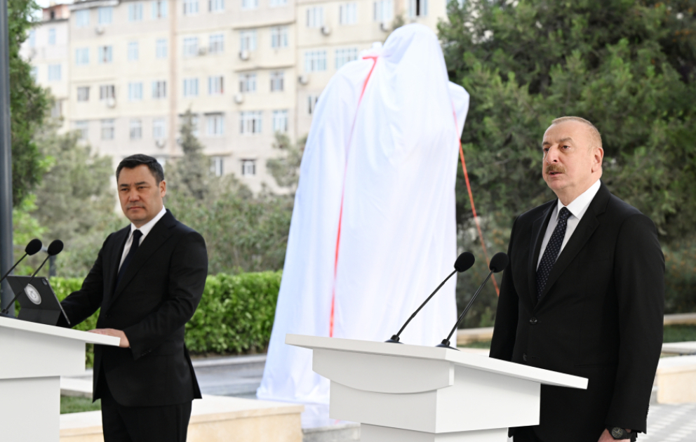 Präsident Ilham Aliyev und Präsident Sadyr Dschaparow enthüllen Denkmal für Tschingis Aitmatow in Baku VIDEO