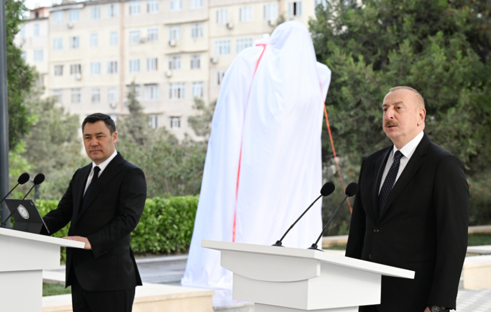 Les présidents Aliyev et Japarov participent au dévoilement de la statue de Tchinguiz Aïtmatov à Bakou VIDEO