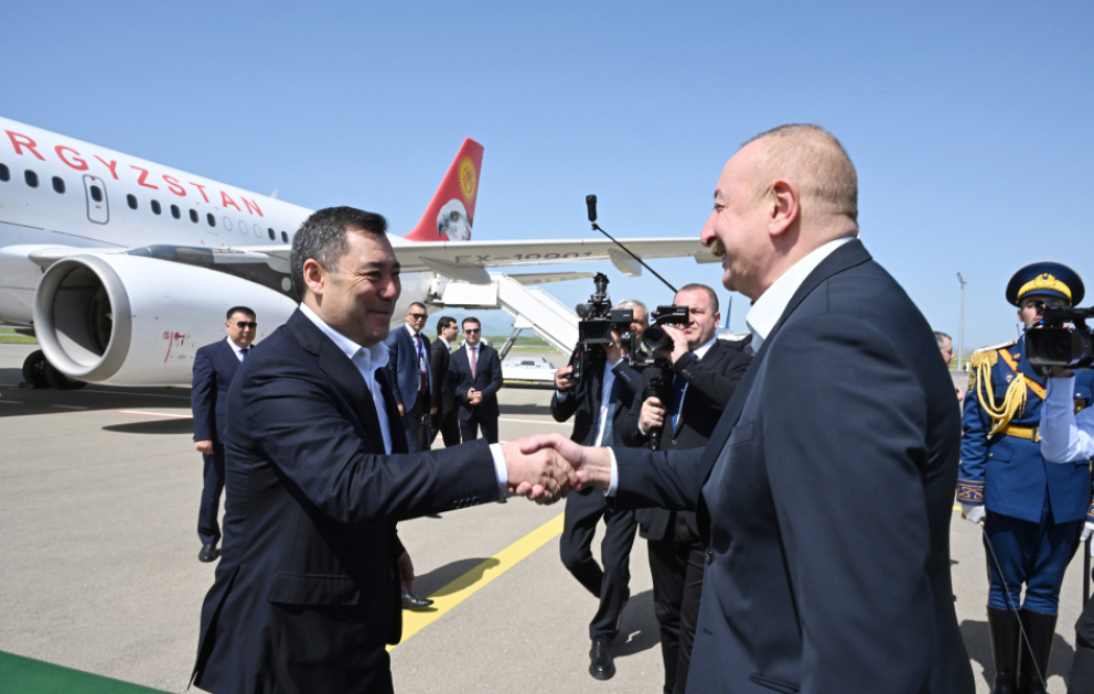 Le président kirghiz Sadyr Japarov se déplace dans la région de Fuzouli VIDEO