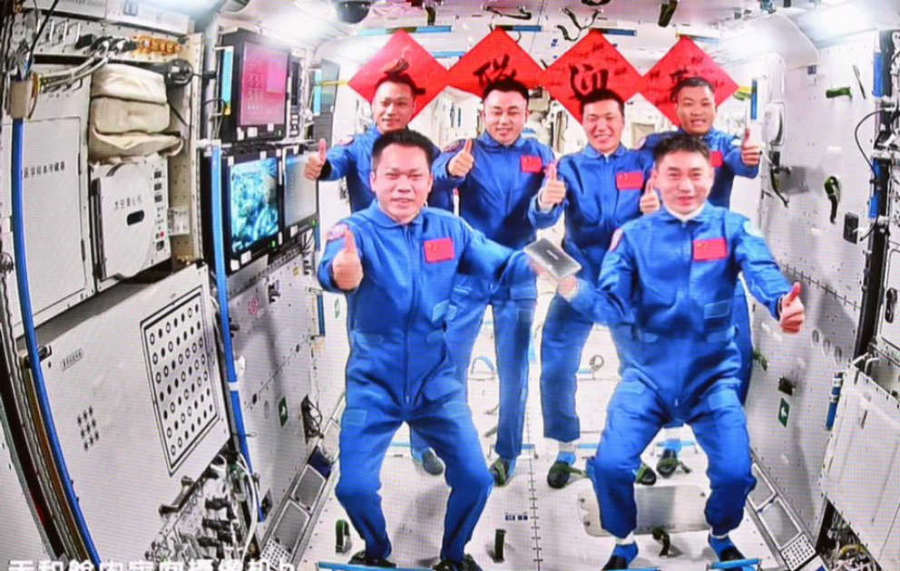 Çinin “Şencou-18” missiyasının astronavtları kosmik stansiyaya çatıb VİDEO