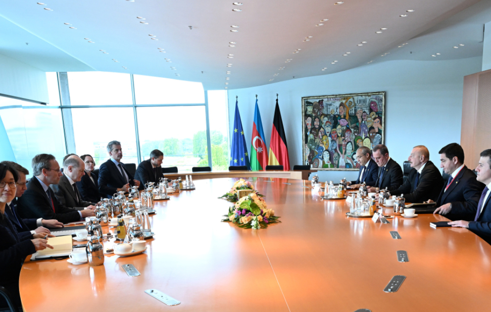 Berlin: Präsident Ilham Aliyev und Bundeskanzler Olaf Scholz treffen sich im erweiterten Format VIDEO