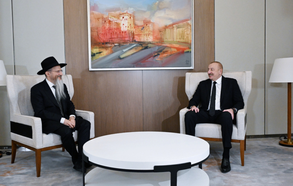 Präsident Ilham Aliyev empfängt russischen Oberrabbiner VIDEO