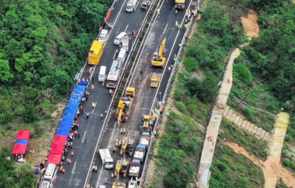 Chine : Le bilan s'alourdit à 36 morts après l'effondrement d'une route VIDEO