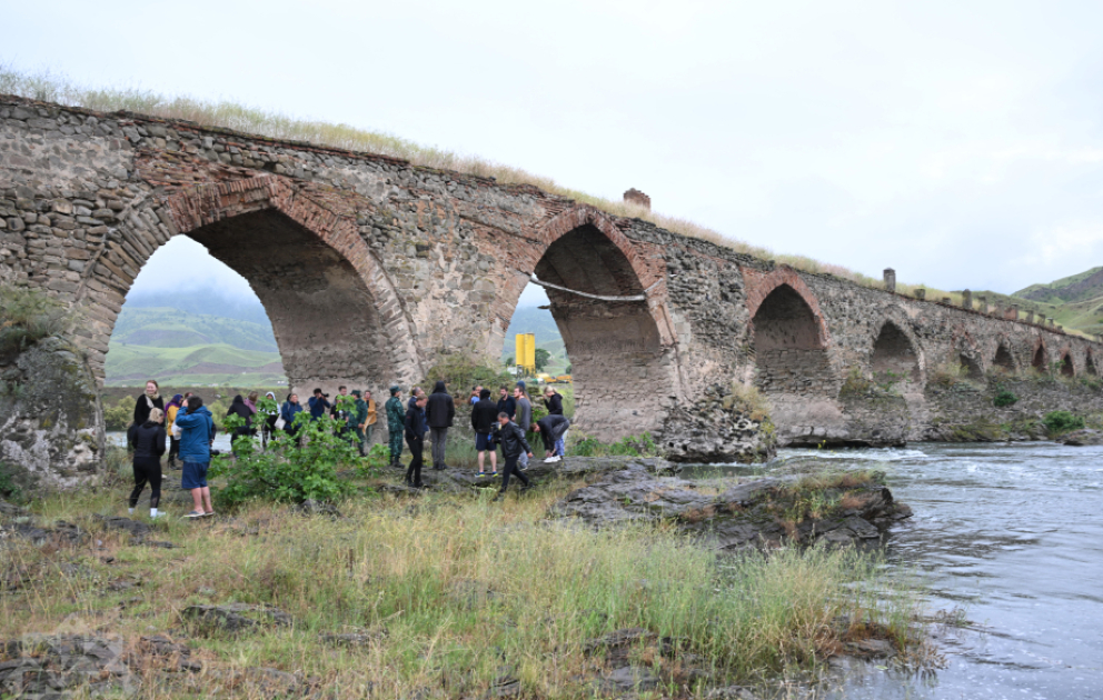 Norwegian travelers familiarize themselves with Khudafarin Bridge VIDEO