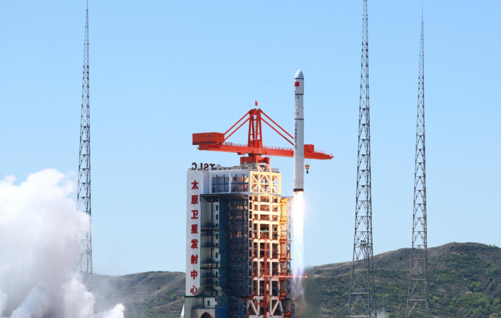 Çin yeni daşıyıcı raketi ilə orbitə 4 peyk çıxarıb VİDEO
