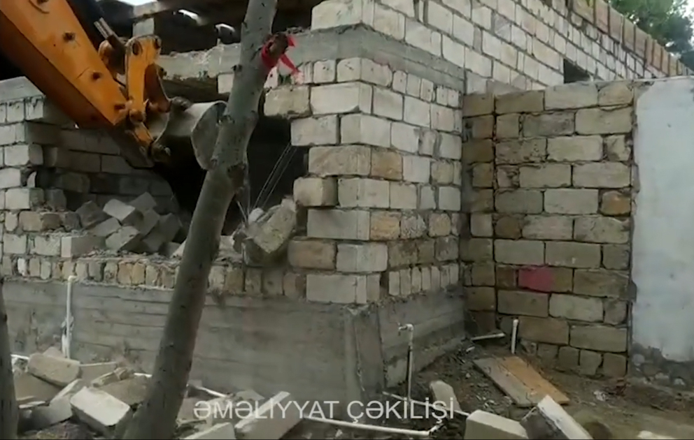 FHN: Sahil qəsəbəsində daha bir qanunsuz tikili sökülüb VİDEO