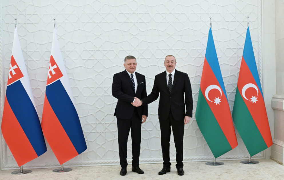Präsident Ilham Aliyev und Ministerpräsident der Slowakei treffen sich zu Vier-Augen-Gespräch VIDEO
