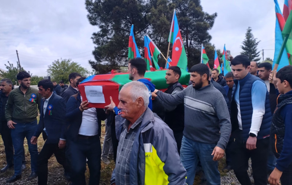 Otuz bir il əvvəl itkin düşən Vüqar Həsənovun Edillidə aşkarlanan nəşinin qalıqları Sabirabadda torpağa tapşırılıb VİDEO