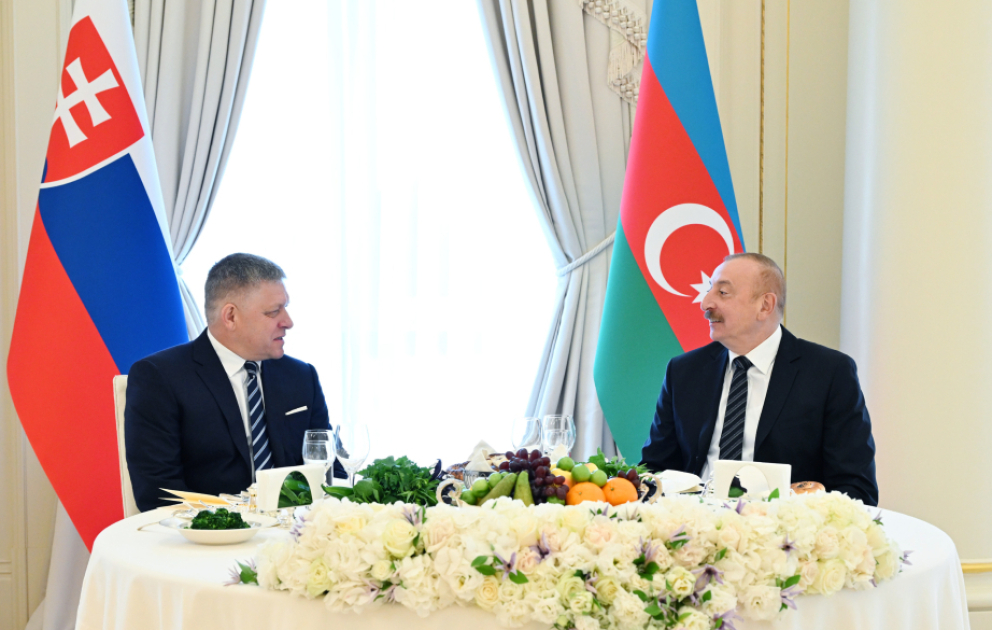 От имени Президента Азербайджана дан официальный обед в честь премьер-министра Словакии ВИДЕО