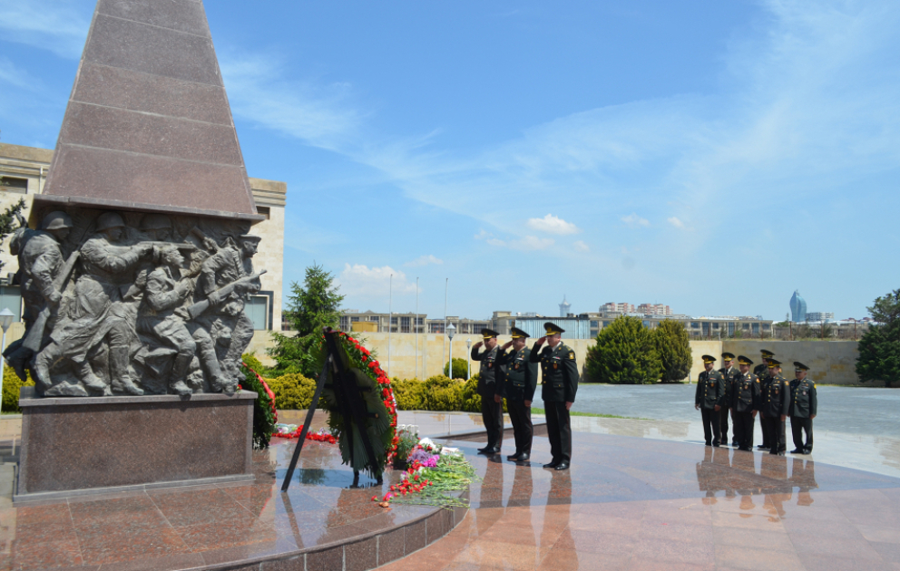 Посещены памятники Ази Асланову, Мехти Гусейнзаде, Рихарду Зорге и Гафуру Мамедову ВИДЕО
