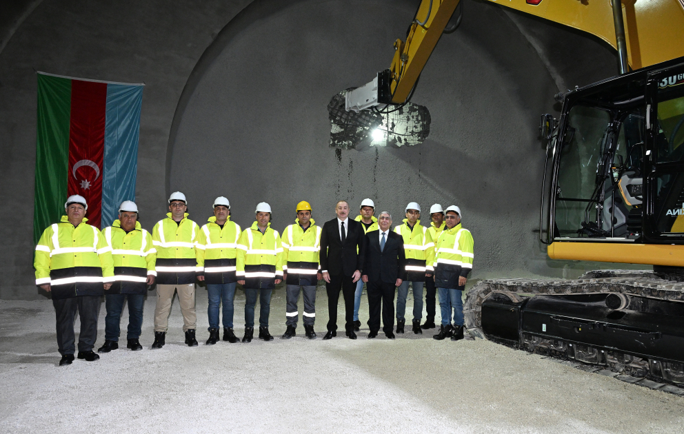 Präsident Ilham Aliyev inspiziert Fortschritt beim Bau der Autobahn Ahmedbeyli-Füsuli-Schuscha, weiht ersten Tunnel ein VIDEO