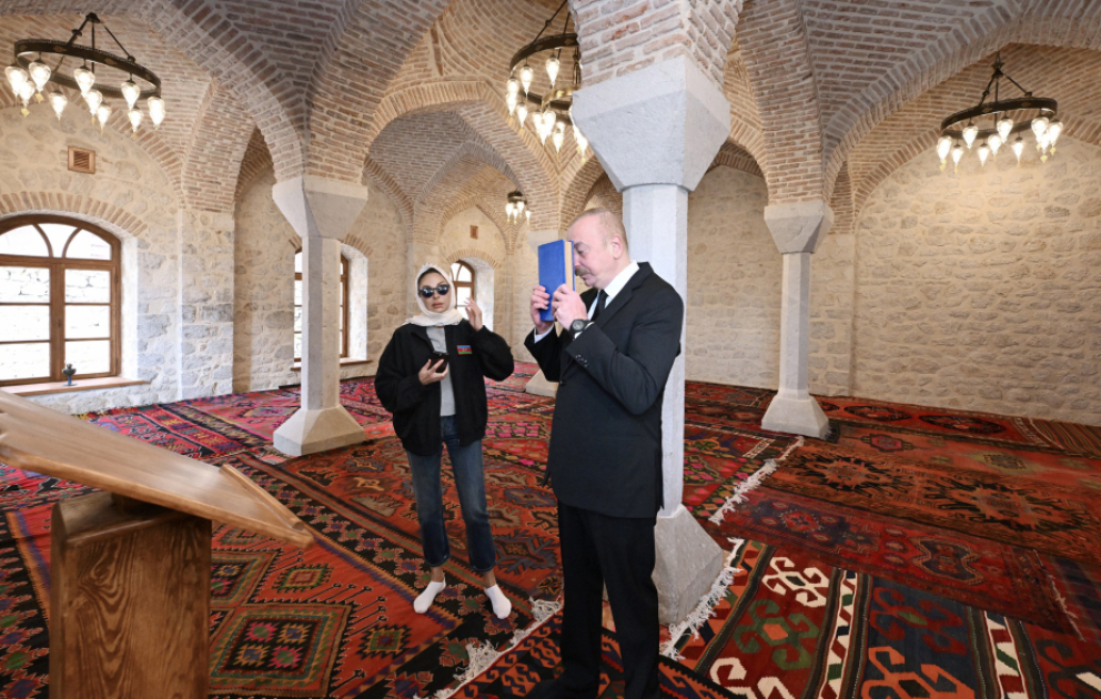 Le président Ilham Aliyev et la première dame Mehriban Aliyeva participent à la réouverture de la mosquée Mamayi après sa restauration VIDEO