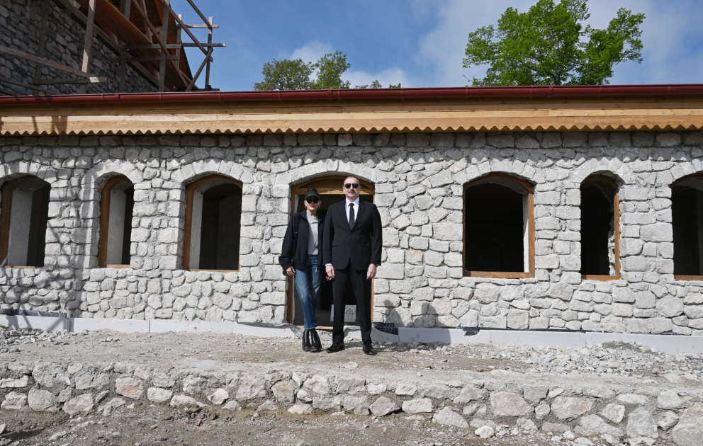 Le président de la République et son épouse visitent la maison-musée Uzeyir Hadjibeyli à Choucha MIS A JOUR VIDEO