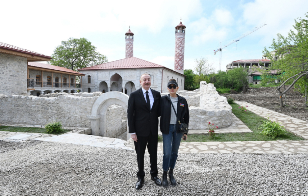 Präsident Ilham Aliyev inspiziert Restaurierungsarbeiten an der Aschaghi-Govhar-Agha-Moschee in Schuscha VIDEO