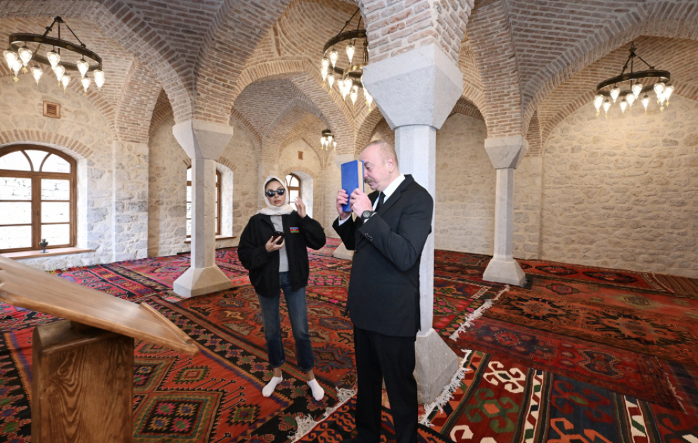 Präsident Ilham Aliyev und First Lady Mehriban Aliyeva weihen Mamayi-Moschee nach Restaurierung ein VIDEO