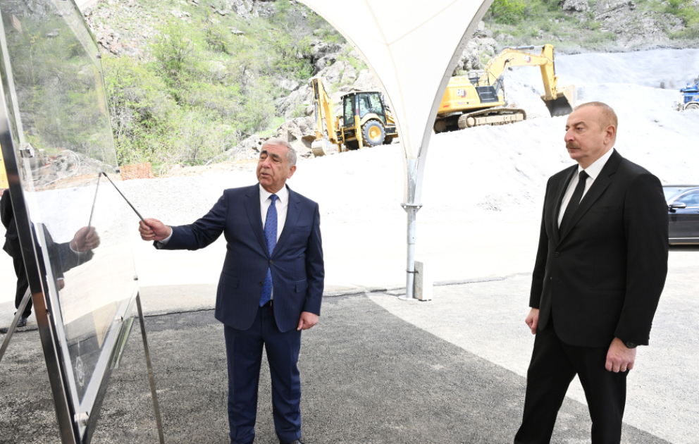 Präsident Ilham Aliyev inspiziert Baufortschritt der Autobahn Chankendi-Schuscha-Latschin VIDEO