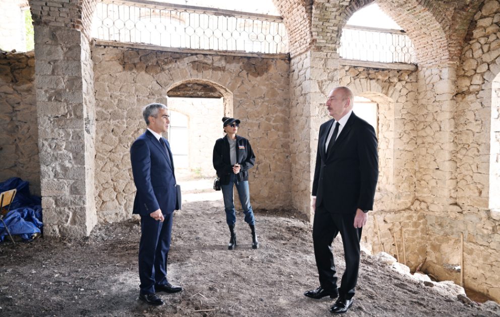 Präsident Ilham Aliyev inspiziert Restaurierungsarbeiten an der Chol-Gala-Moschee in Schuscha AKTUALISIERT VIDEO