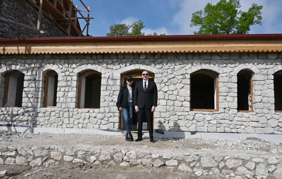 Präsident Ilham Aliyev und First Lady Mehriban Aliyeva machen sich mit Restaurierungsarbeiten am Uzeyir Hajibeyli-Hausmuseum in Schuscha vertraut AKTUALISIERT VIDEO